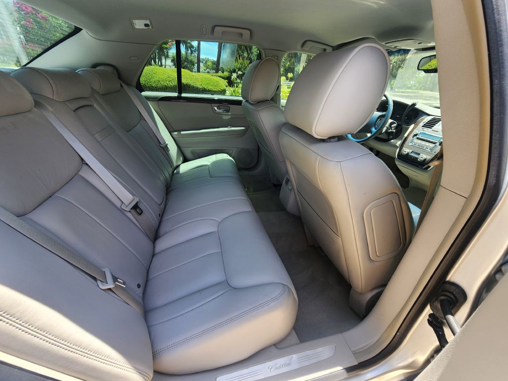 2010 Cadillac DTS Image 8