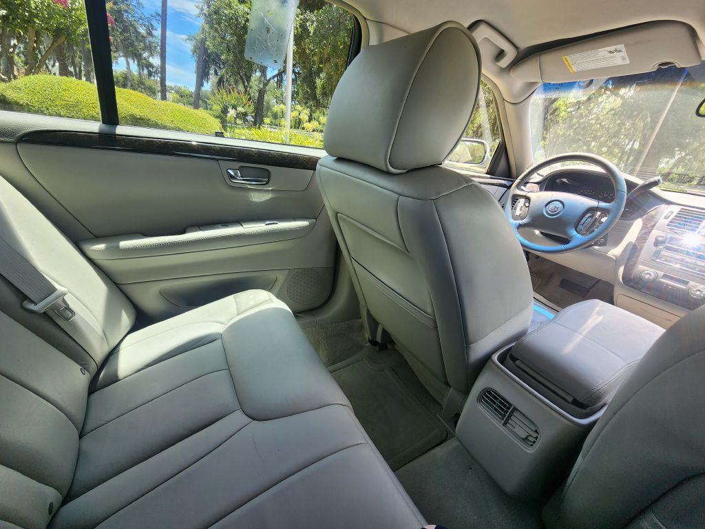 2010 Cadillac DTS Image 9