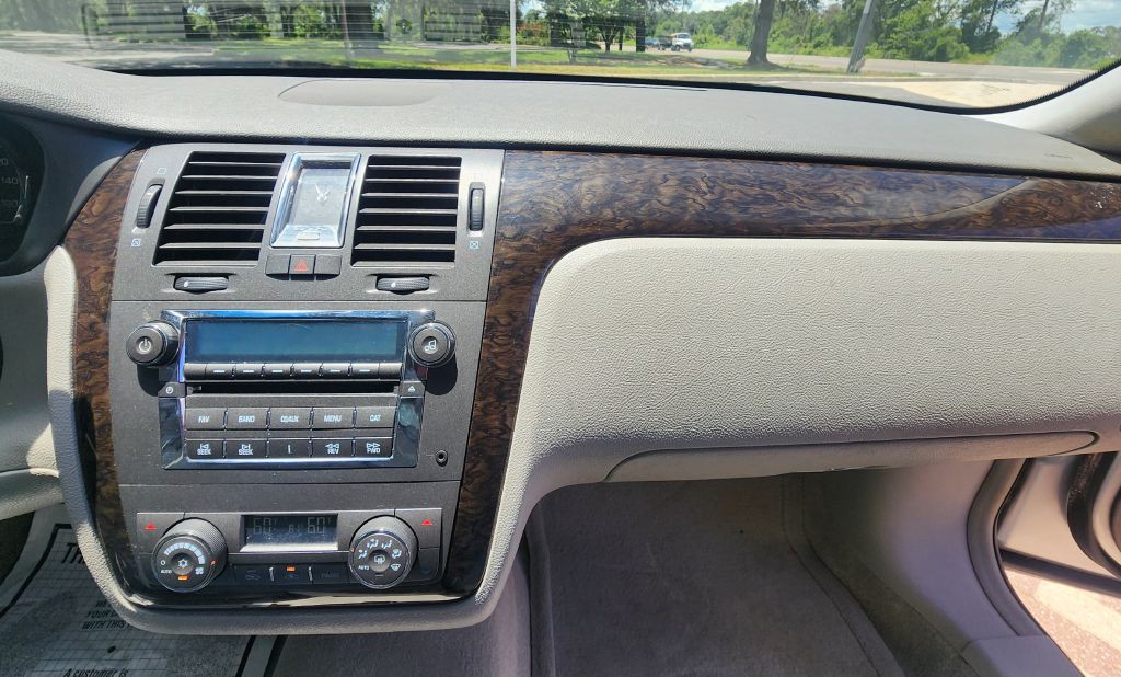 2010 Cadillac DTS Image 11