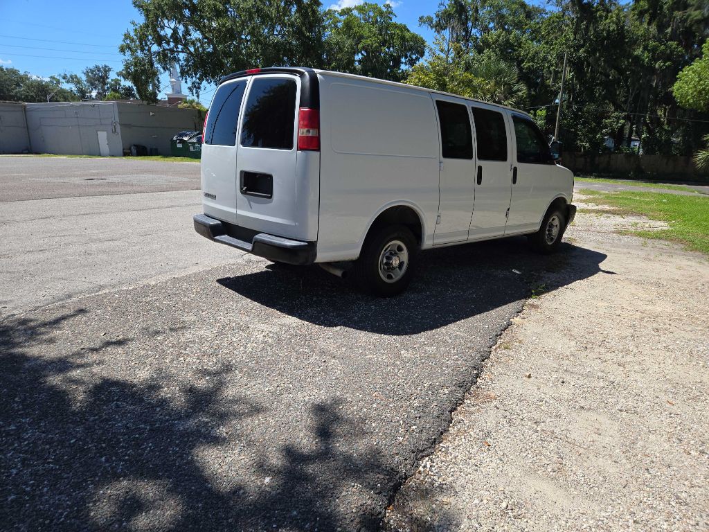 2017 Chevrolet Express Image 3