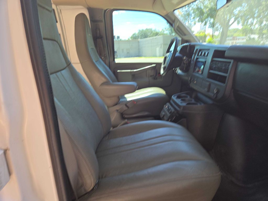 2017 Chevrolet Express Image 7