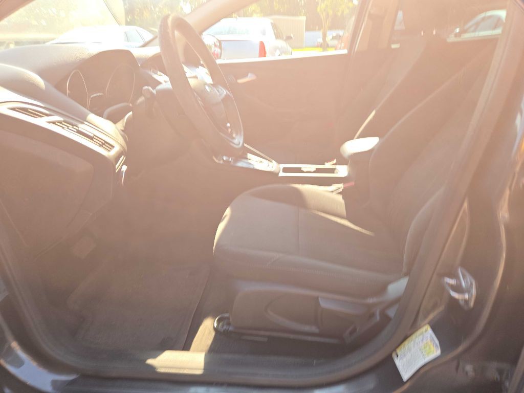 2017 Ford Focus Image 8
