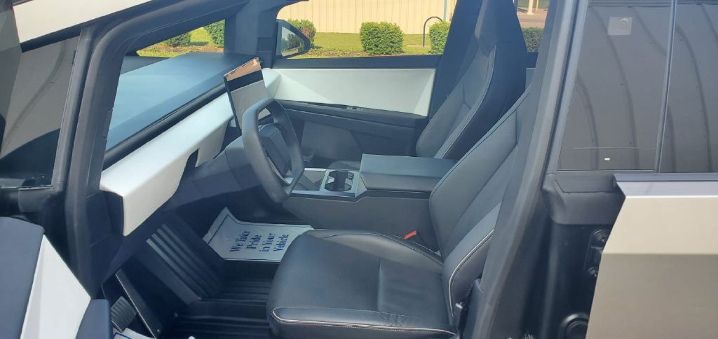 2024 Tesla Cybertruck Image 18
