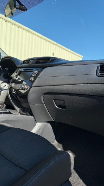 2018 Nissan Rogue Image 16