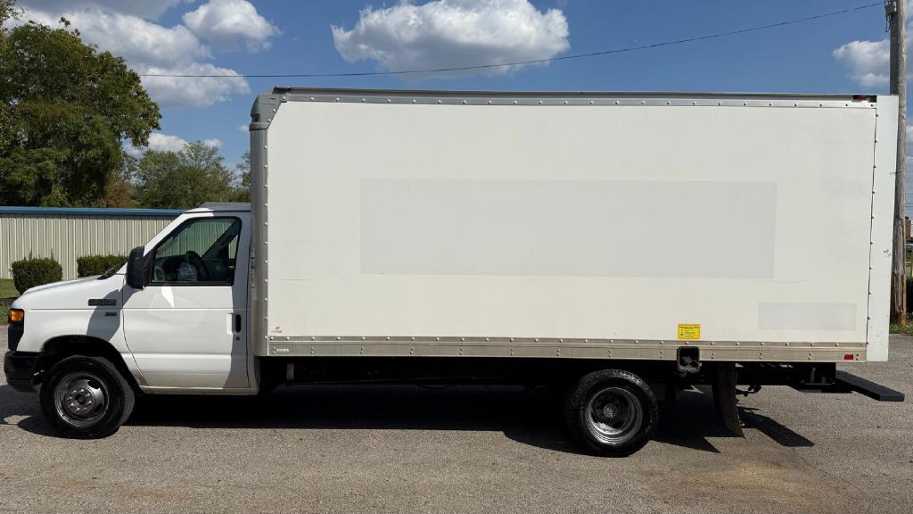 2017 Ford Econoline Image 2