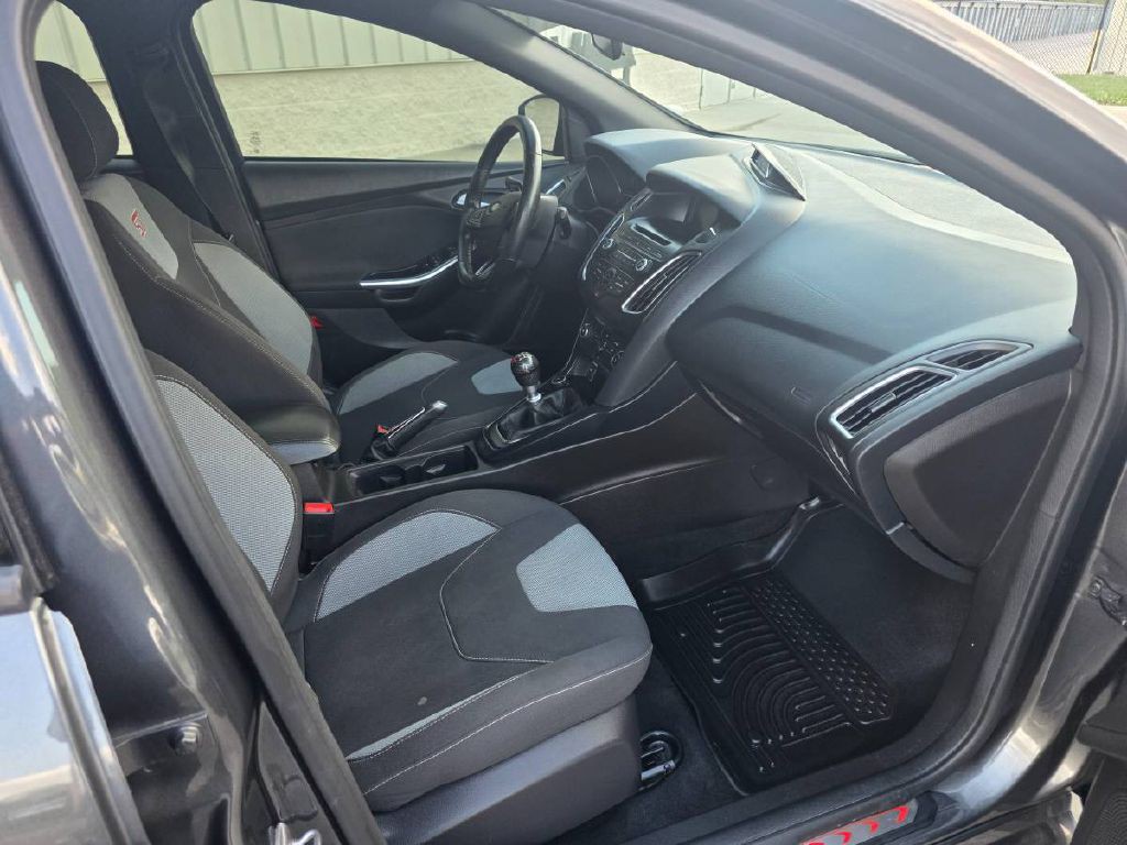 2016 Ford Focus Image 16