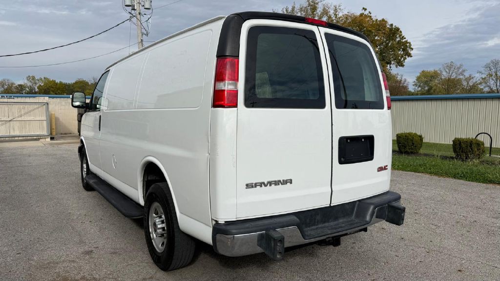 2017 GMC Savana Image 3
