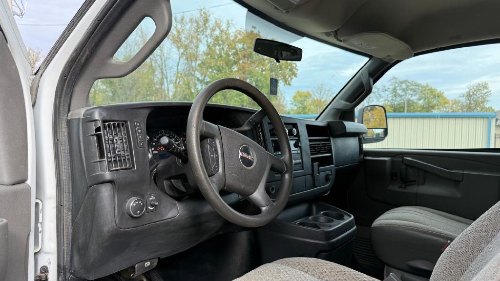 2017 GMC Savana Image 9