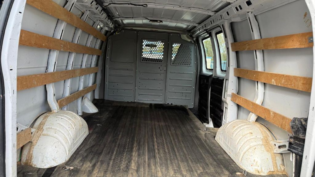 2017 GMC Savana Image 12