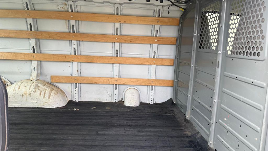 2017 GMC Savana Image 13