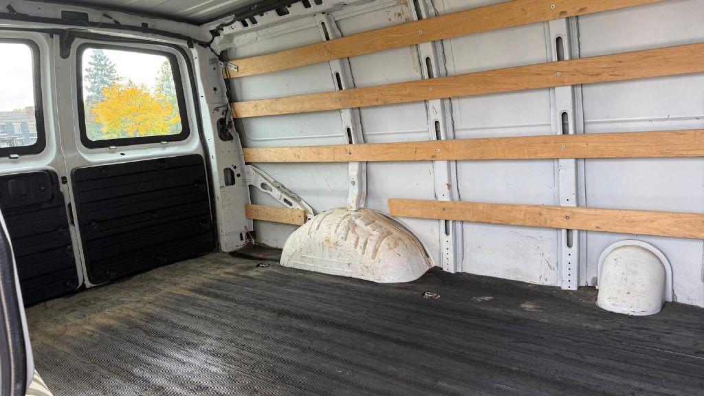 2017 GMC Savana Image 14