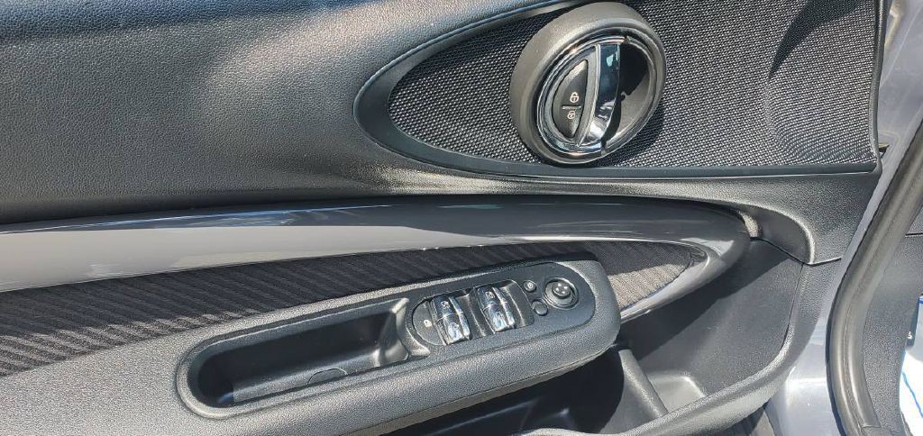 2017 MINI Cooper Image 19