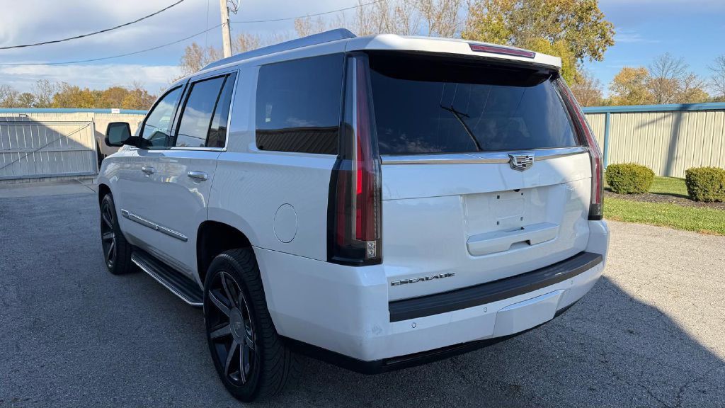 2016 Cadillac Escalade Image 2