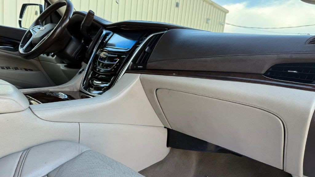 2016 Cadillac Escalade Image 16