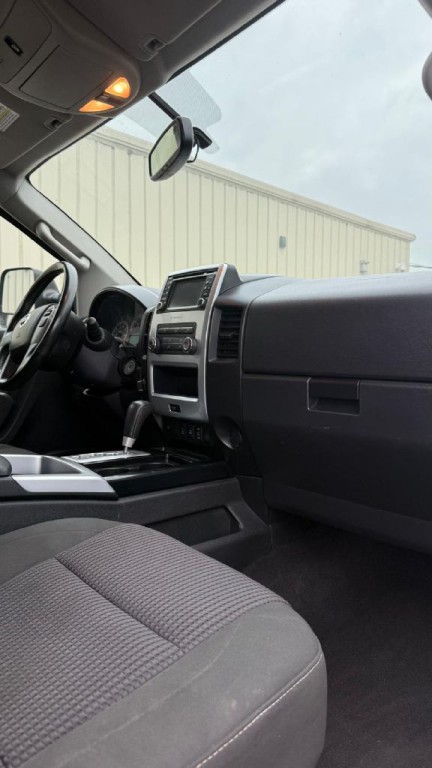 2015 Nissan Titan Image 16