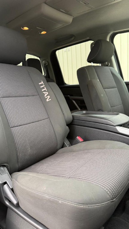 2015 Nissan Titan Image 17