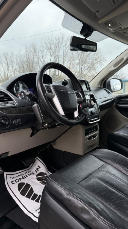 2014 Chrysler Town & Country Image 11