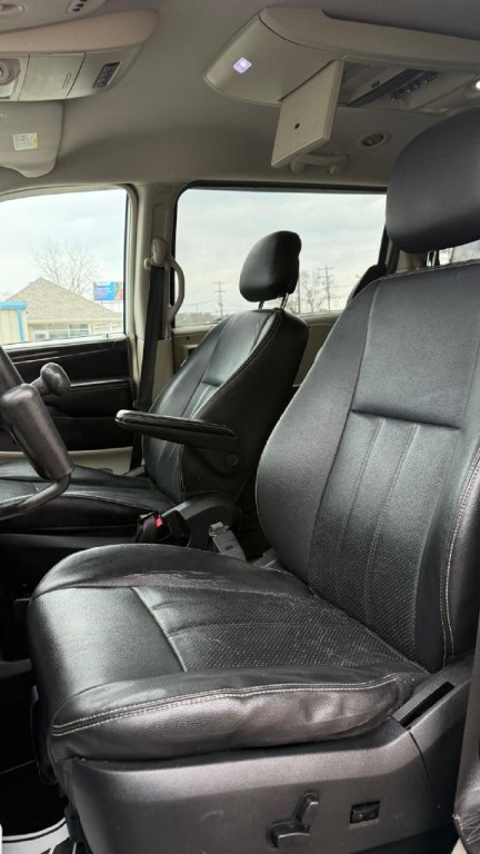 2014 Chrysler Town & Country Image 12