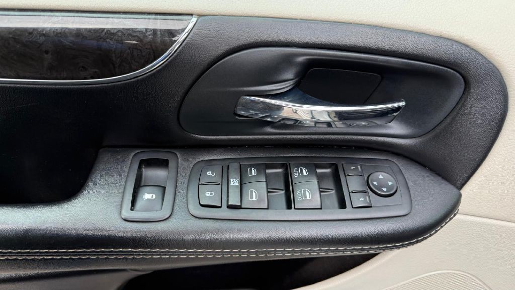 2014 Chrysler Town & Country Image 13