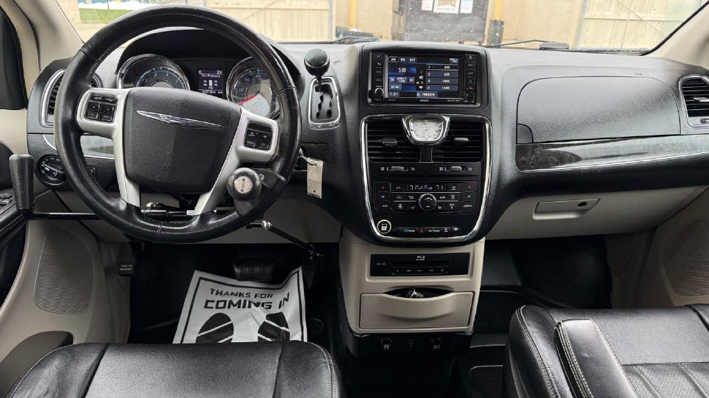 2014 Chrysler Town & Country Image 14