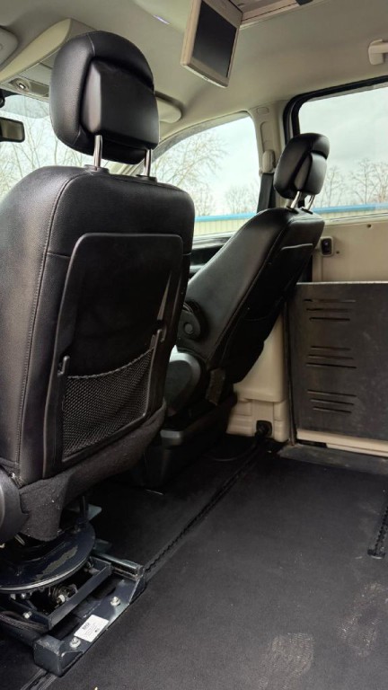 2014 Chrysler Town & Country Image 15