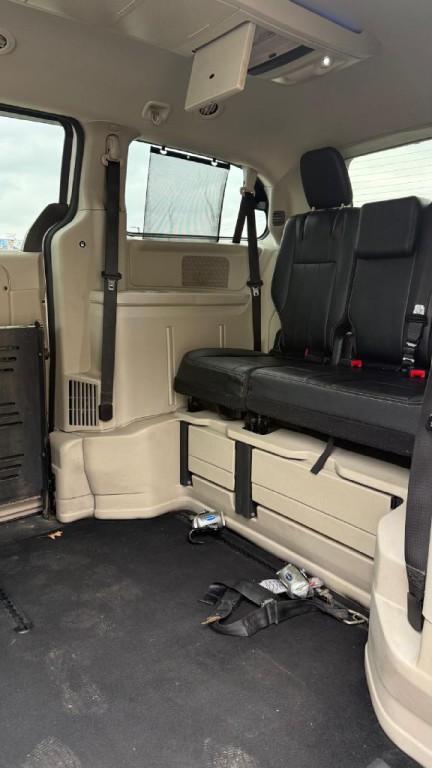 2014 Chrysler Town & Country Image 16