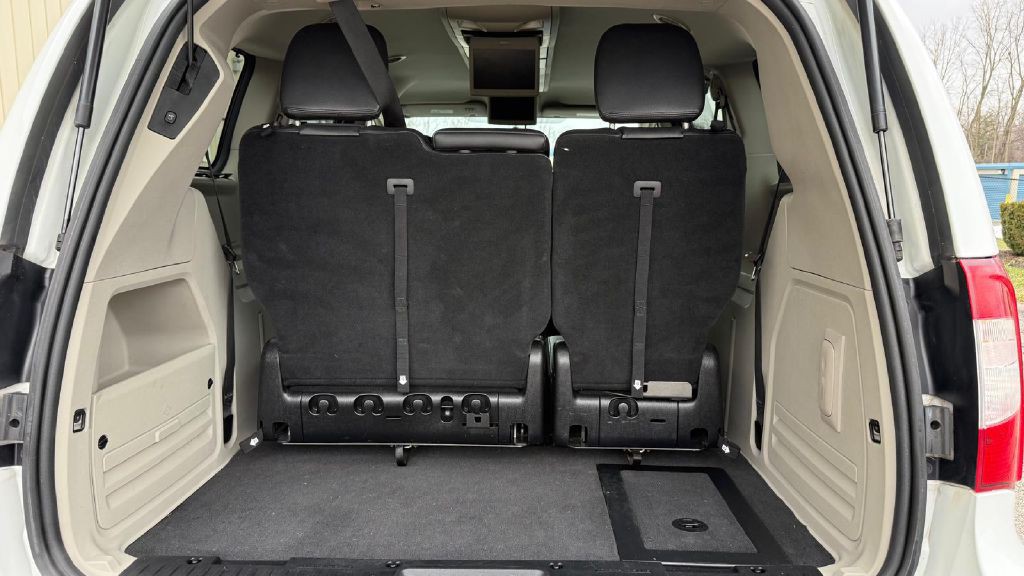 2014 Chrysler Town & Country Image 17