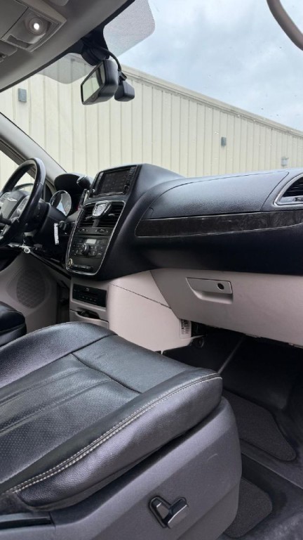2014 Chrysler Town & Country Image 18