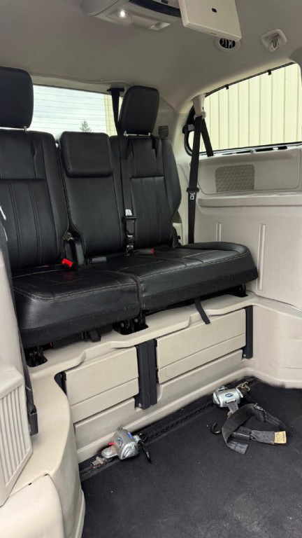 2014 Chrysler Town & Country Image 21