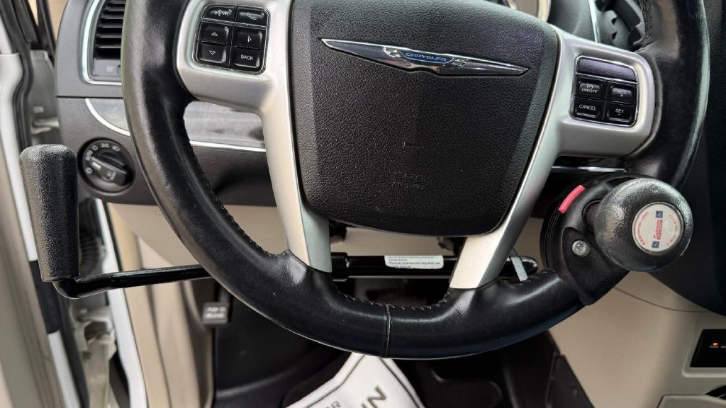 2014 Chrysler Town & Country Image 24