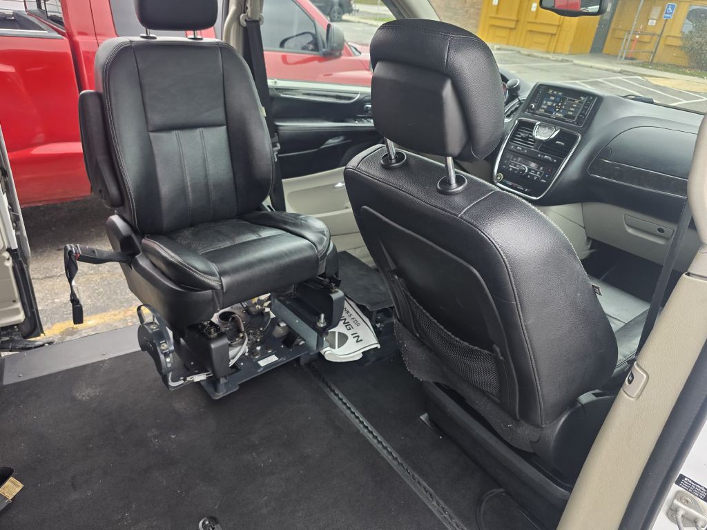 2014 Chrysler Town & Country Image 28