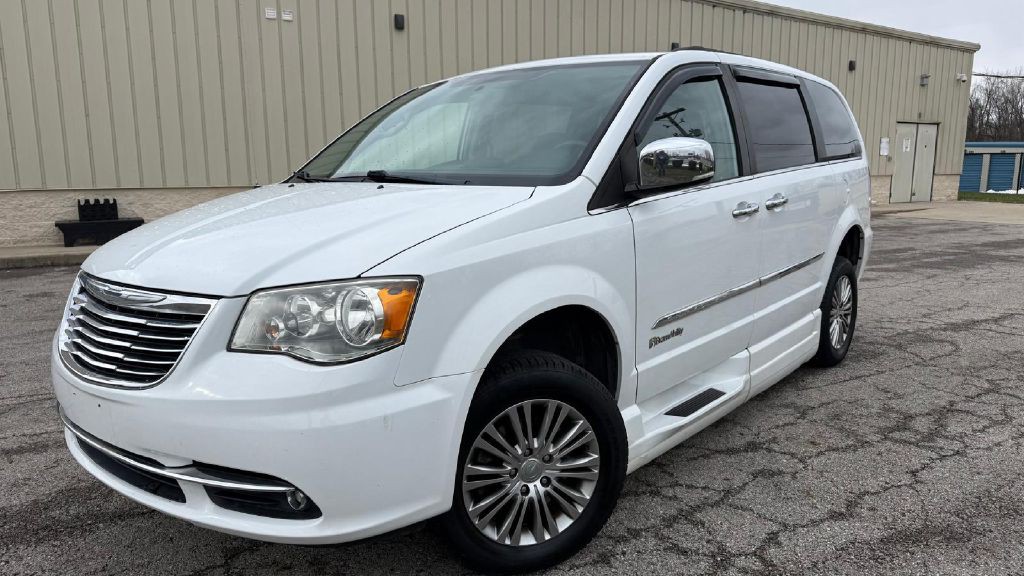 2014 Chrysler Town & Country Image 2