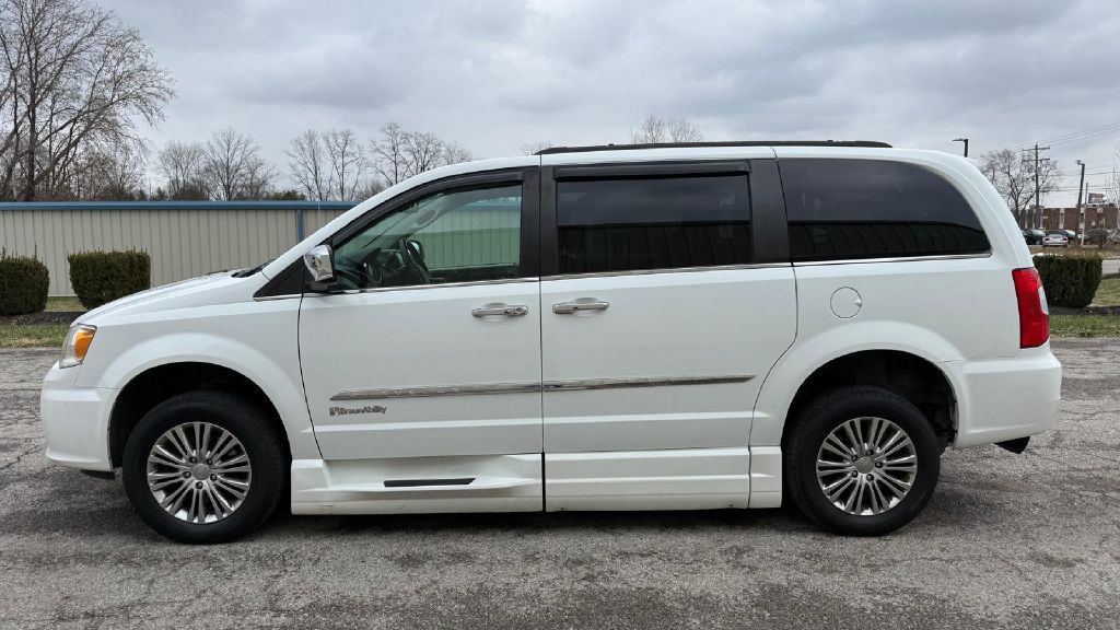 2014 Chrysler Town & Country Image 3