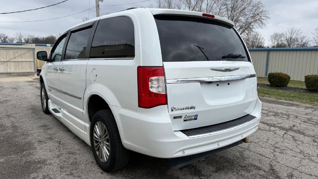 2014 Chrysler Town & Country Image 4