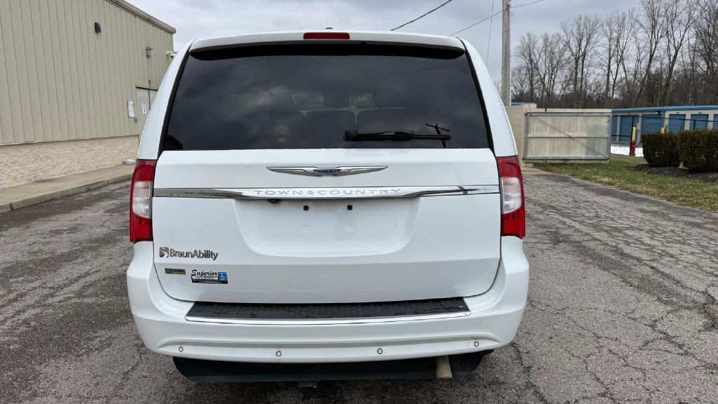 2014 Chrysler Town & Country Image 5