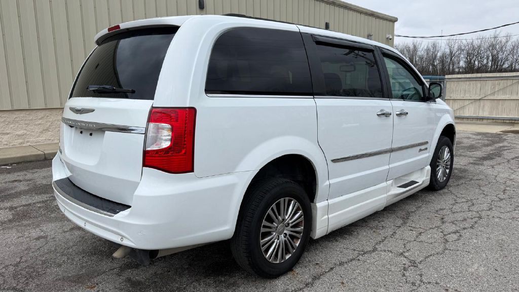 2014 Chrysler Town & Country Image 6