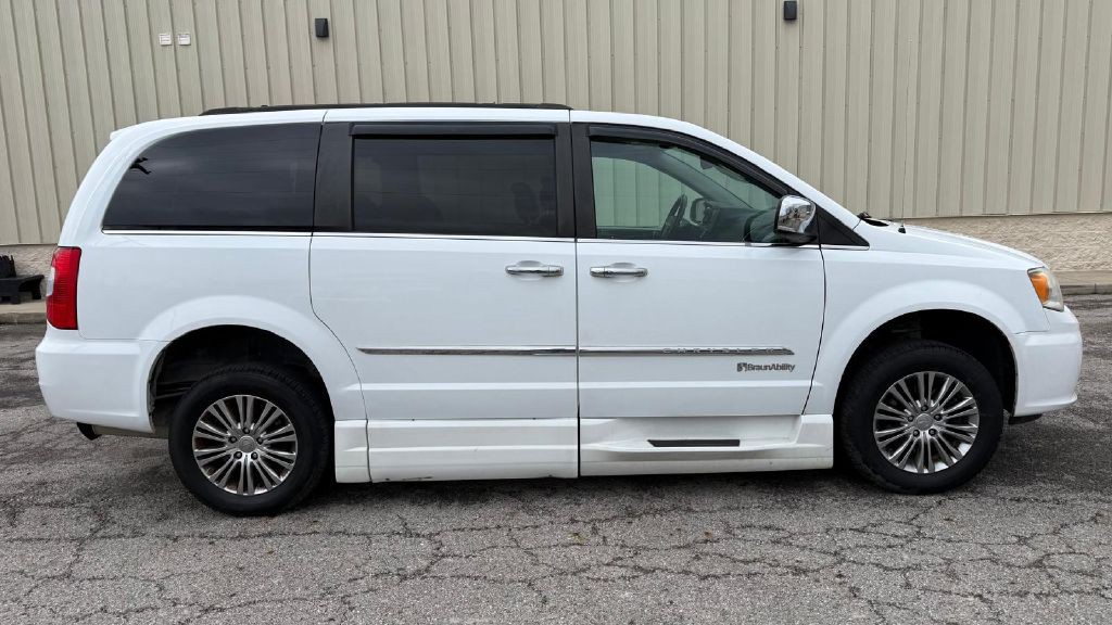 2014 Chrysler Town & Country Image 7
