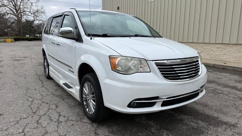 2014 Chrysler Town & Country Image 8
