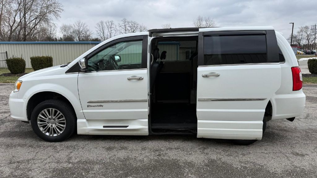 2014 Chrysler Town & Country Image 10