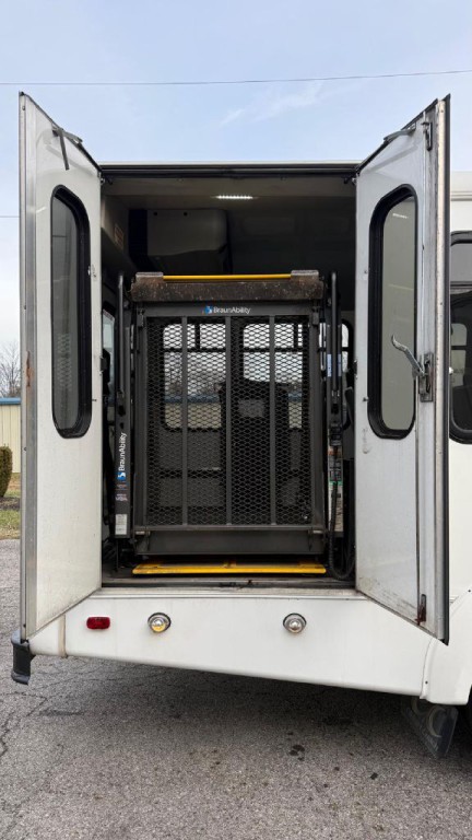 2019 Ford Econoline Image 4