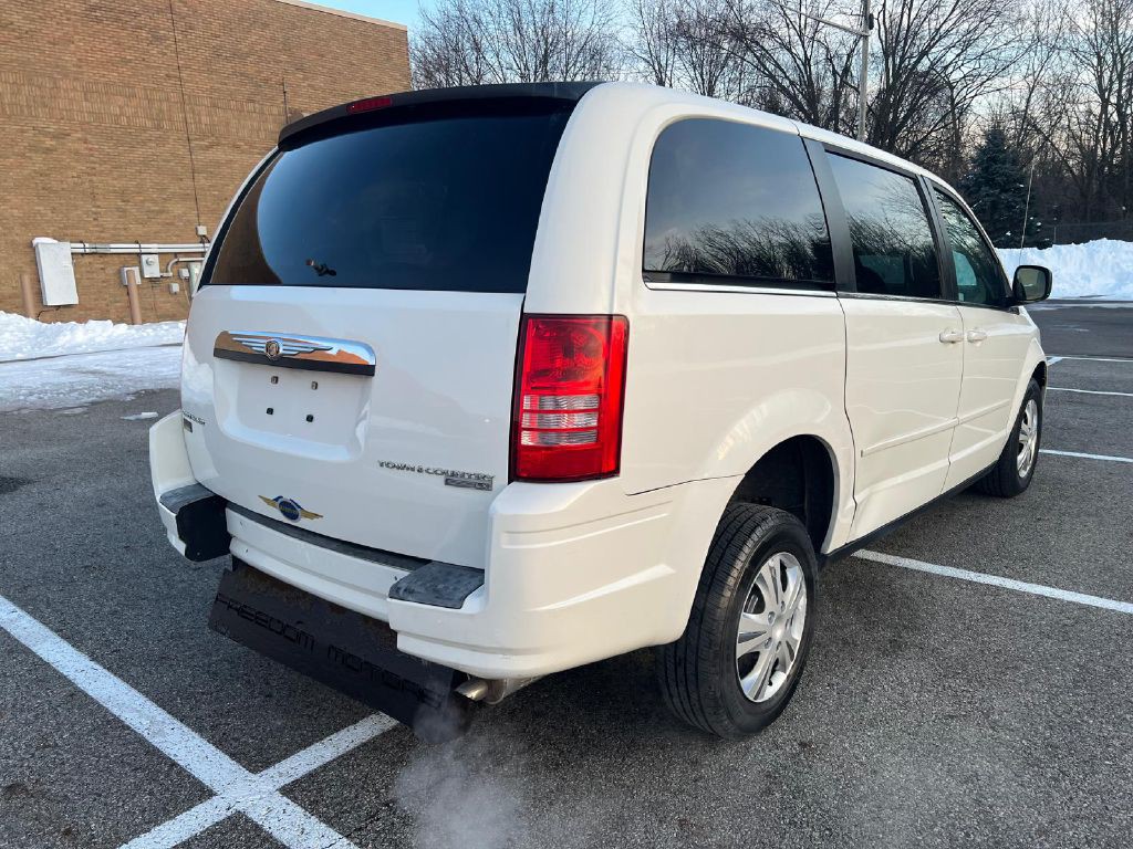 2009 Chrysler Town & Country Image 2