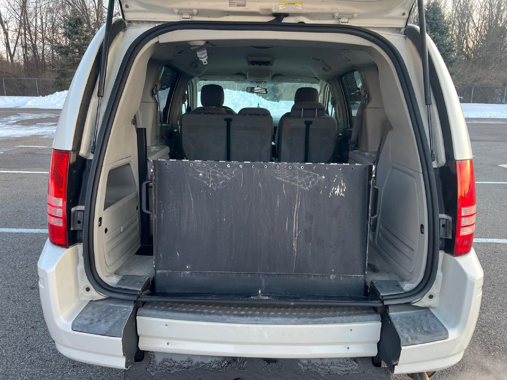 2009 Chrysler Town & Country Image 3