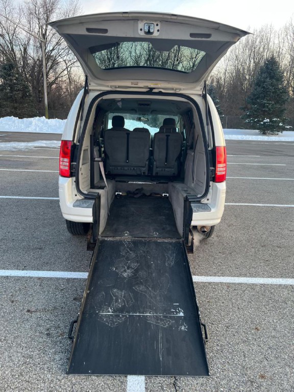 2009 Chrysler Town & Country Image 4