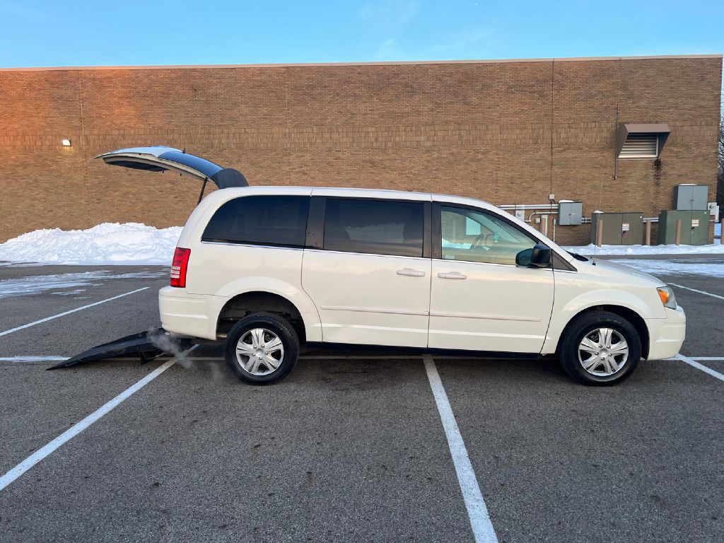 2009 Chrysler Town & Country Image 5