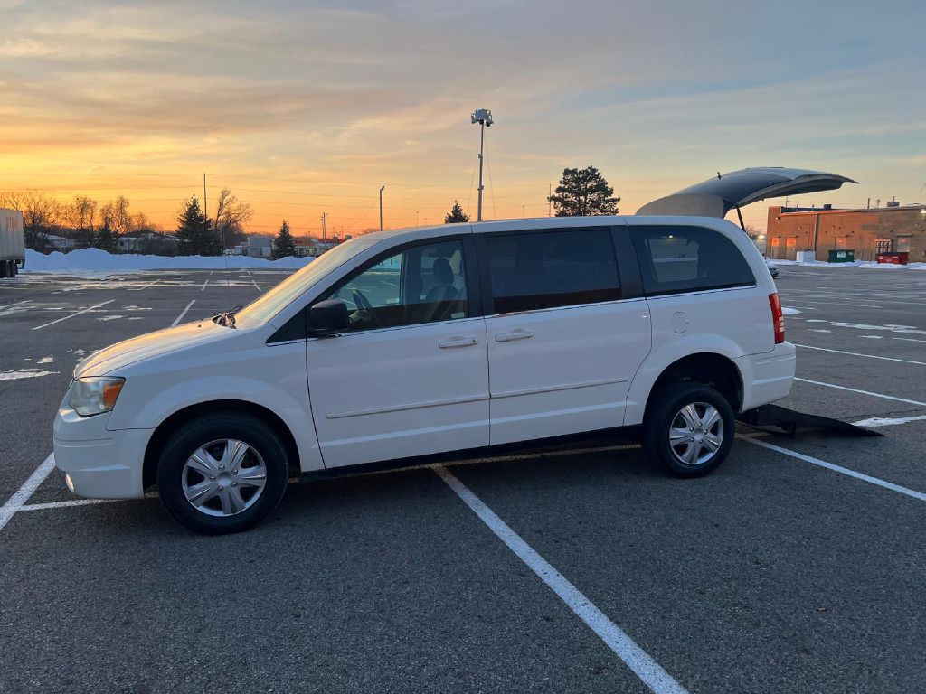2009 Chrysler Town & Country Image 9