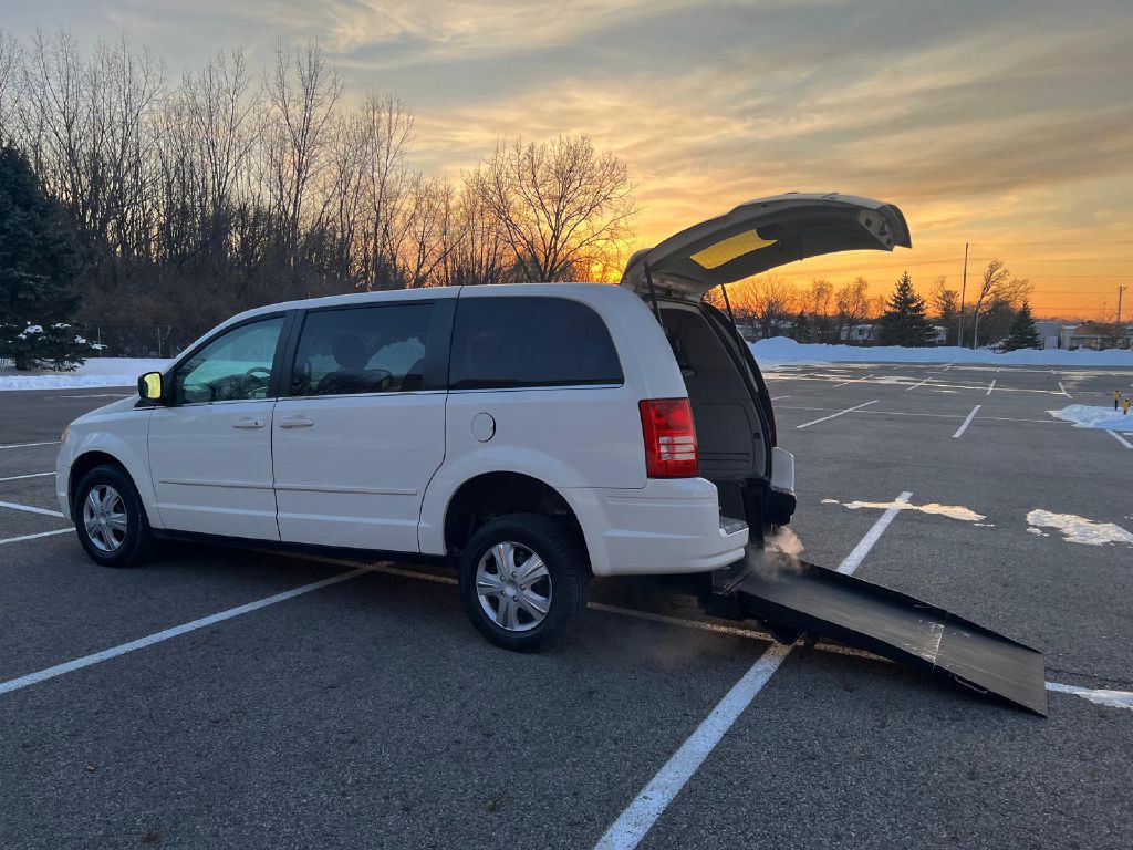 2009 Chrysler Town & Country Image 10