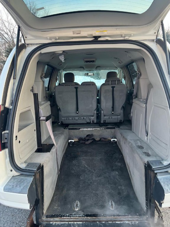 2009 Chrysler Town & Country Image 11