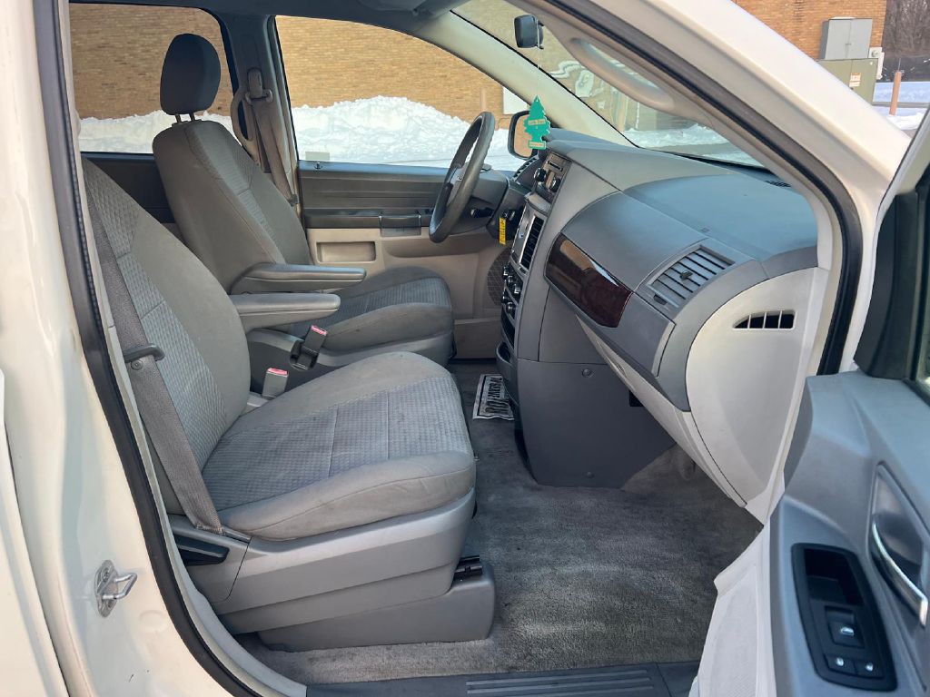 2009 Chrysler Town & Country Image 15