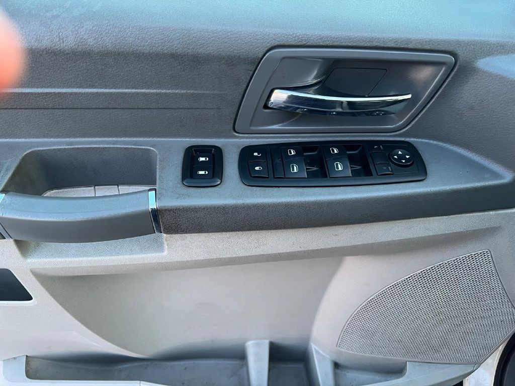 2009 Chrysler Town & Country Image 12