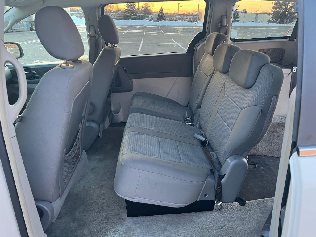2009 Chrysler Town & Country Image 14
